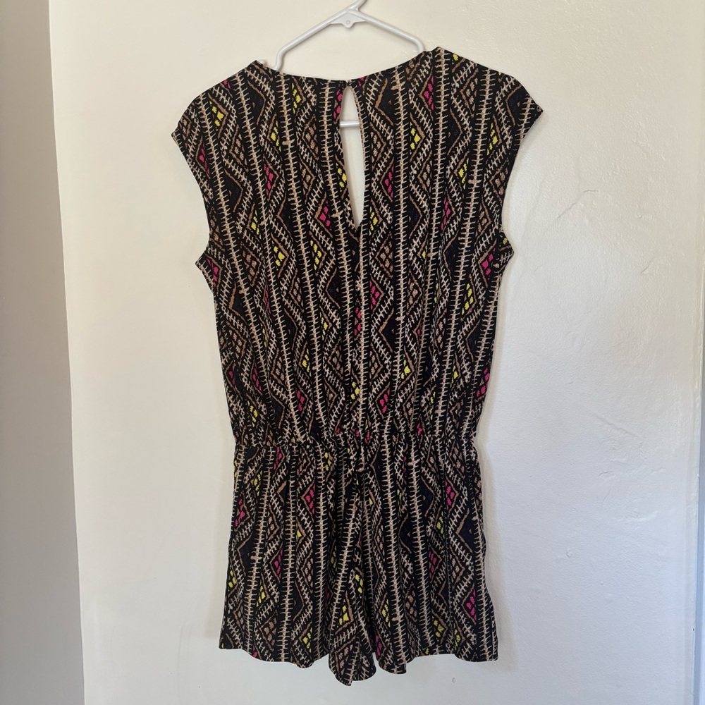 BCBGENERATION Patterned Romper - Picture 6 of 8